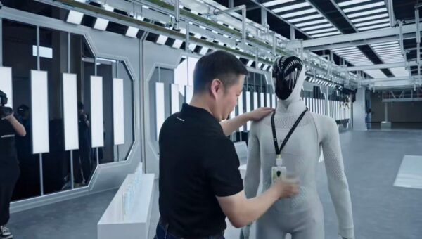 XPeng revoluciona la industria: el primer robot humanoide que camina solo de la línea de producción