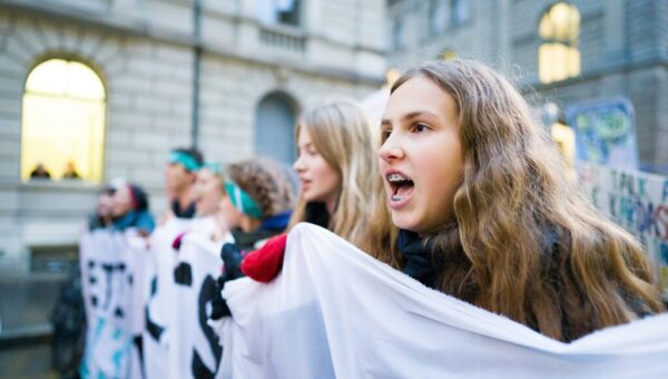 ¡La Generación Z contraataca! Los jóvenes odian la IA y los magnates tech se topan con luditas modernos