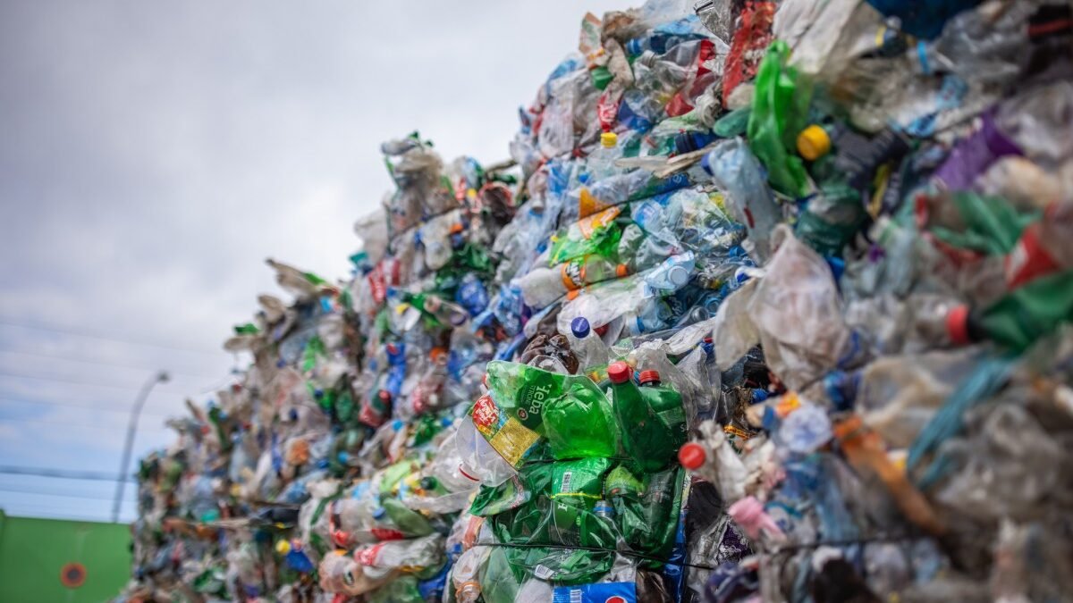Meta paga por aire limpio: el acuerdo que financia una fábrica de reciclaje